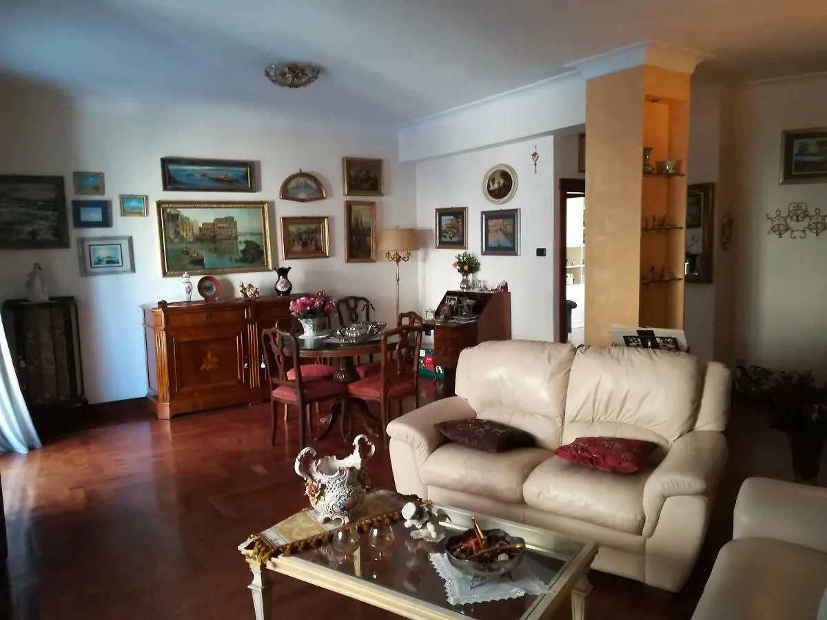 Casa Meriva Napoli 0*,  Italia